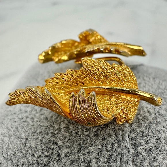 Vintage Coro Gold Leaf Earrings Clip On Signed Curled Leaf Design Mid Century - Picture 5 of 9
